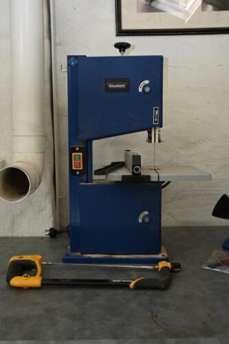 BANDSAW: A Taurus 250W hobby bandsaw, 69cm high, 43cm wide, 36cm deep, together with hacksaw