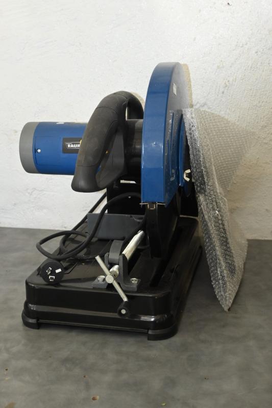 CUT OFF SAW A Taurus 2100W metal cut off saw with spare saw