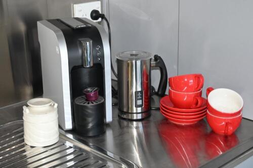COFFEE MACHINE: A K-Fee branded 'Wave' coffee pod machine, milk frother and cups and saucers