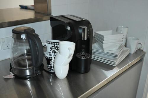 KITCHEN EQUIPMENT: A K-Fee branded 'Wave' coffee pod machine, electric hot water jug and other items