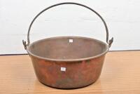 COPPER POT: A large 19th century copper pot, 41.5cm diameter