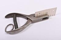 VICTORIAN RAILWAYS: A Victorian railways cast iron ticket nipper - 2
