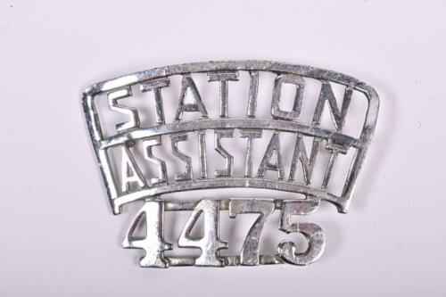 VICTORIAN RAILWAYS: A metal cap badge 'Station Assistant 4475'