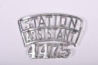 VICTORIAN RAILWAYS: A metal cap badge 'Station Assistant 4475'