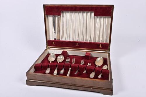 VICTORIAN RAILWAYS: A collection of VR inscribed cutlery from various eras, in canteen