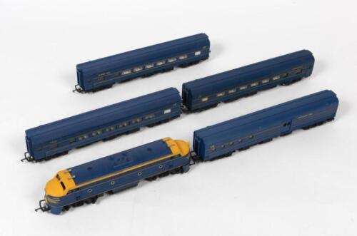 HORNBY: A Hornby set of plastic bodied HO gauge models, comprising Victorian Railways B class and three 'Spirit of Progress' carriages