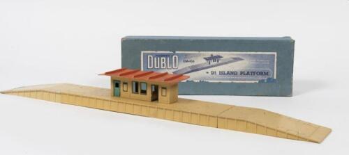 MECCANO: A Hornby-Dublo D1 Island Platform in original box