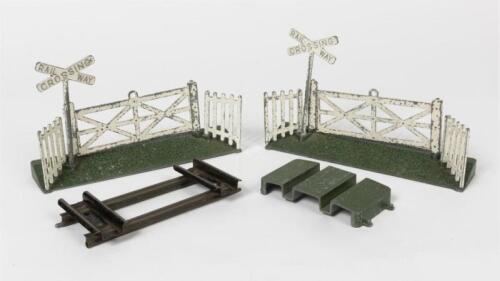 DIORAMA PARTS: A metal model railway pedestrian gate set