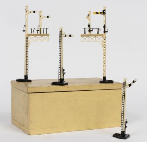 MECCANO: A group of four Hornby Railways HO gauge plastic upper quadrant semaphore signals, in timber box