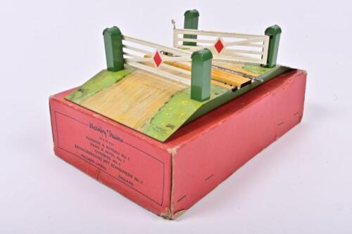 MECCANO: A Hornby Railways O gauge No. 1 Level Crossing in original box
