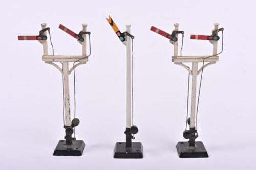 MECCANO: A Hornby model of upper quadrant double bracket signal