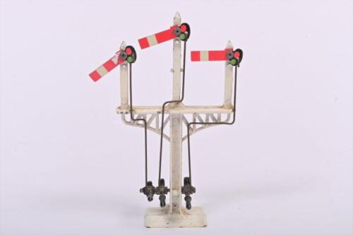 CRESCENT: A Crescent model of a triple bracket signal