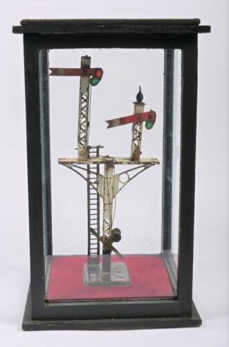 SIGNAL: A large model of lower quadrant double bracket signal in glass display cabinet, 40cm high, 24cm wide, 24cm deep