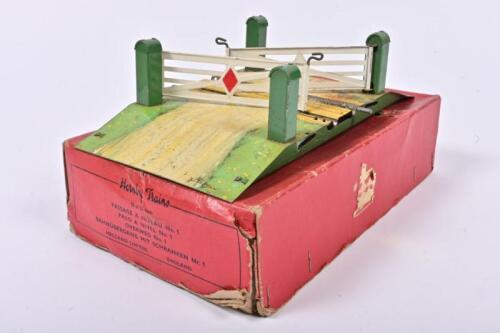 MECCANO: A Hornby Railways O gauge No. 1 Level Crossing in original box