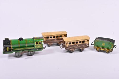 TIN LOCOMOTIVE: A clockwork British tin toy locomotive, tender and two carriages, includes winding key