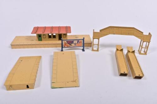 MECCANO: A Hornby-Dublo diecast set of station, platform and footbridge, in wooden box