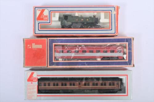LIMA: A Lima loco and two carriages, including a Lima 205117 6-6-0 Class 94xx pannier tank locomotive 9400 in GWR Green