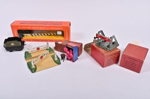 DIORAMA PARTS: A collection of vintage O gauge diorama parts, including a Lionel level crossing gate and Hornby buffers
