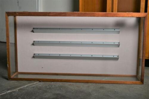 DISPLAY CASE: A mid 20th century oak counter top display case, 23cm high, 117cm wide, 60cm deep