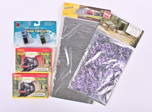 SINGLE TUNNEL: A NOS group of five items including single tunnel, portals, tunnel tube, thistle field & model truck