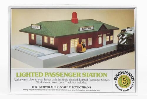 BACHMANN: A NOS Sealed Lighted Passenger Station model rail