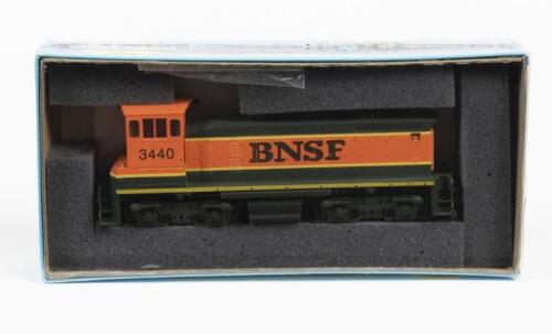 ATHEARN: A letter sealed HO scale model rail Locomotive SW1500 Powered BNSF #3440