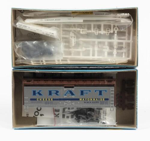 ATHEARN: Two letter sealed HO scale model rail Wagons including a 40' Woo reefer 'Kraft' #11177 & a ATSF wagon