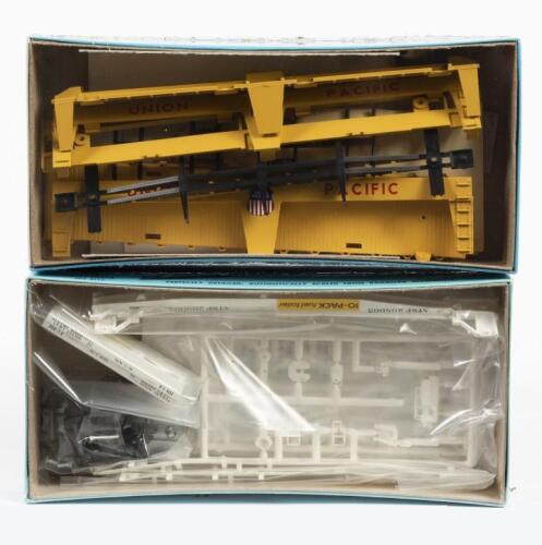 ATHEARN: Two letter sealed HO scale model rail Wagons including 'Union Pacific' Autoloader & 'ATSF' wagon