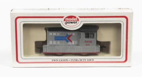 MODEL POWER: A NOS HO scale model rail Locomotive Porter Hustler 'Amtrak' #6711