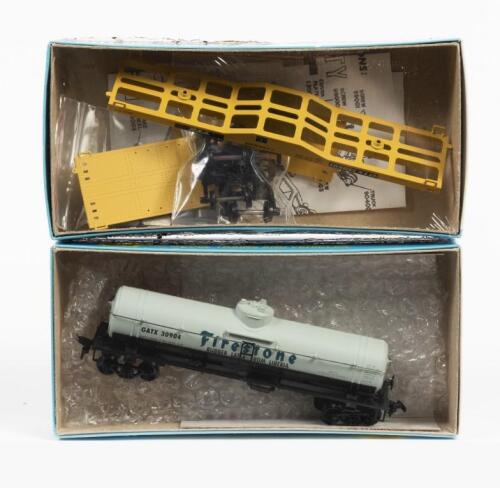ATHEARN: Two letter sealed HO scale model rail Freight Wagons including a 40' single dome tank wagon 'Firestone' #30904 & heavy duty flat wagon 'TTX' #130501