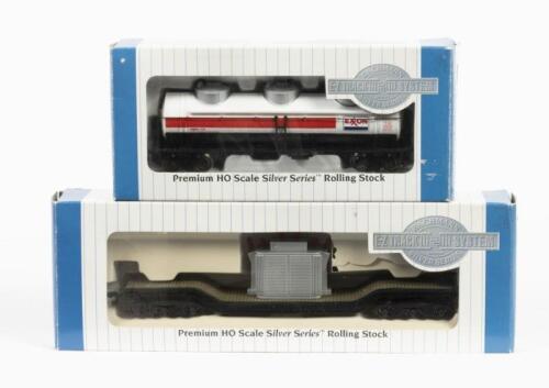BACHMANN: Two NOS HO scale model rail Freight Wagons including a 40' 3 dome tank wagon 'Exxon' #1121 & a 52' center depressed flat wagon with transformer