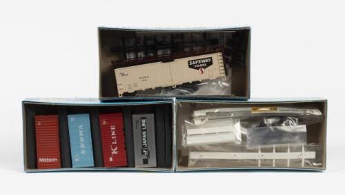 ATHEARN: Six letter sealed HO scale model rail Wagons including 4x 20' Containers, 1x 40' Steel Reefer 'Safeway' & 1x ATSF wagon