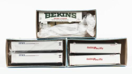 ATHEARN: A letter sealed HO scale model rail truck with 40' trailer & four HO scale 48' containers 'Southern Pacific & Itel