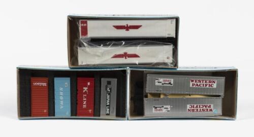 ATHEARN: Four letter sealed HO scale model 20' Containers together with two 40' trailers Western Pacific & two 48' Containers APL