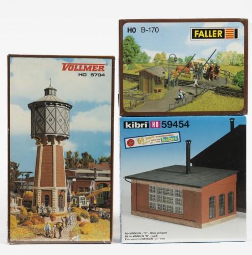 FALLER/VOLLMER/KIBRI: Three NOS Sealed HO scale model rail including a Railway crossing, Water tower & Building