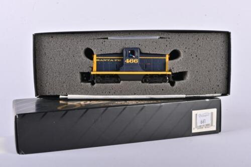 SPECTRUM: A NOS HO Scale model rail GE 44 Ton Diesel Switcher 'Santa Fe'