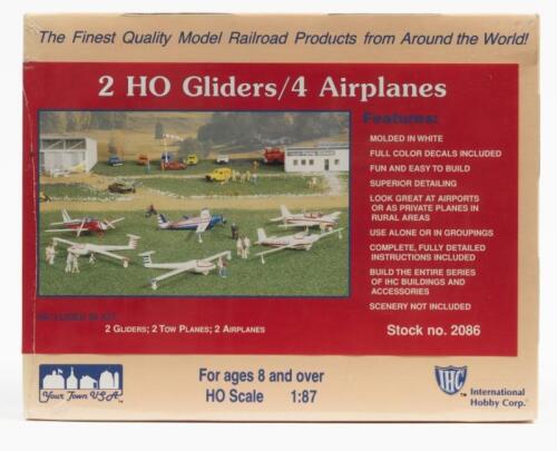 HIC: A NOS Sealed HO scale model rail kit including 2 gliders, 2 tow planes & 2 airplanes