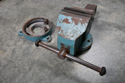 VICE: A high quality bench vice with mounting bracket, 43cm long