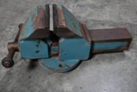 VICE: A high quality bench vice with mounting bracket, 43cm long - 2