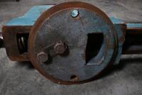 VICE: A high quality bench vice with mounting bracket, 43cm long - 4