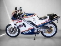 1987 HONDA&nbsp;VFR400R NC24 ROTHMANS EDITION - Scaled down version of the legendary Honda VFR750 - 3