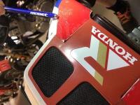 1987 HONDA&nbsp;VFR400R NC24 ROTHMANS EDITION - Scaled down version of the legendary Honda VFR750 - 15