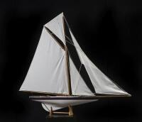 POND YACHT: A large display pond yacht on stand, some losses to bow - 2