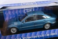 MERCEDES-BENZ: A 1:18 scale NOS Kyosho Mercedes-Benz E-Class sedan blue metallic die-cast model - 2