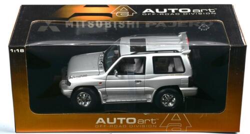 MITSUBISHI: A NOS 1:18 scale Autoart Mitsubishi Pajero SWB 1998 - silver, die-cast model