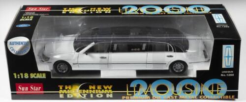 LINCOLN: 1:18 Scale nos Sunstar Lincoln 2000 limousine white/black roof die-cast model