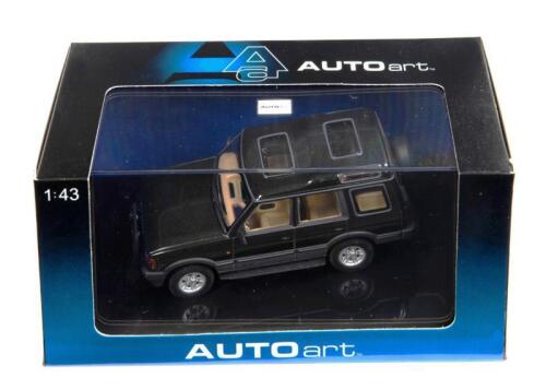 LAND ROVER: A 1:43 scale NOS Autoart Land Rover Discovery XS V8 green die-cast model