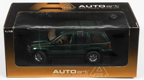JEEP: A NOS 1:18 scale Autoart Jeep Grand Cherokee 1999 Metallic Green, die-cast model