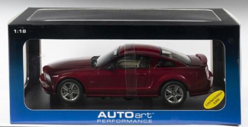 FORD: A NOS 1:18 scale Autoart Ford Mustang GT 2005 - Red Fire, die-cast model