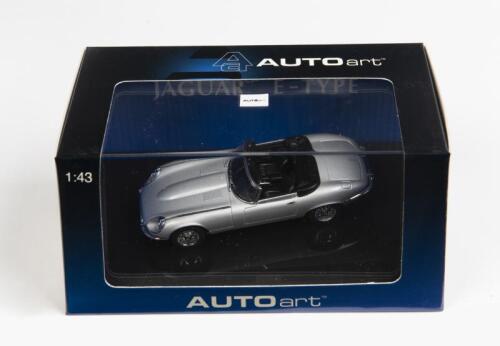 JAGUAR: A 1:43 scale NOS Autoart Jaguar E-Type Roadster Series III V12 silver die-cast model